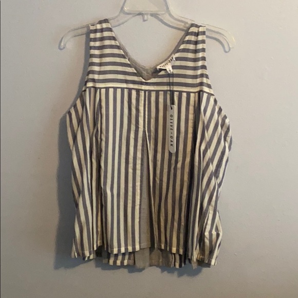 A Lot On My Pleat Top - Picture 2 of 4